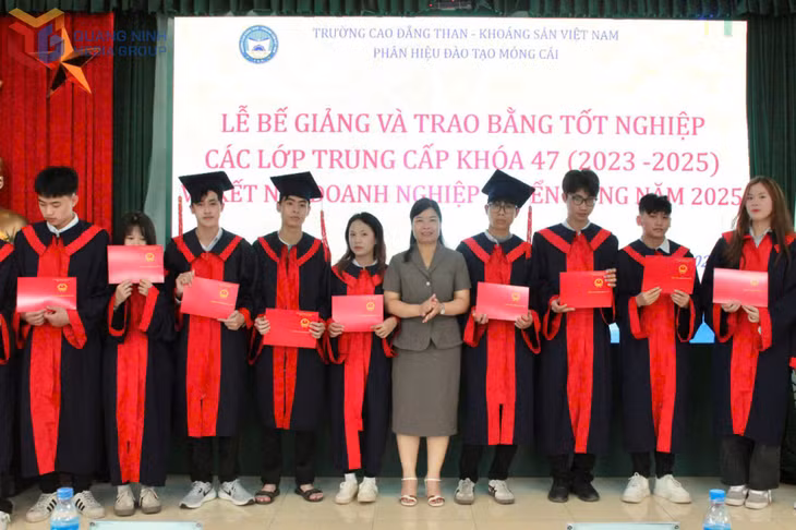 Trường Cao đẳng Than – Khoáng sản Việt Nam trao bằng tốt nghiệp nghề khóa 47 cho học sinh phân hiệu đào tạo Móng Cái.