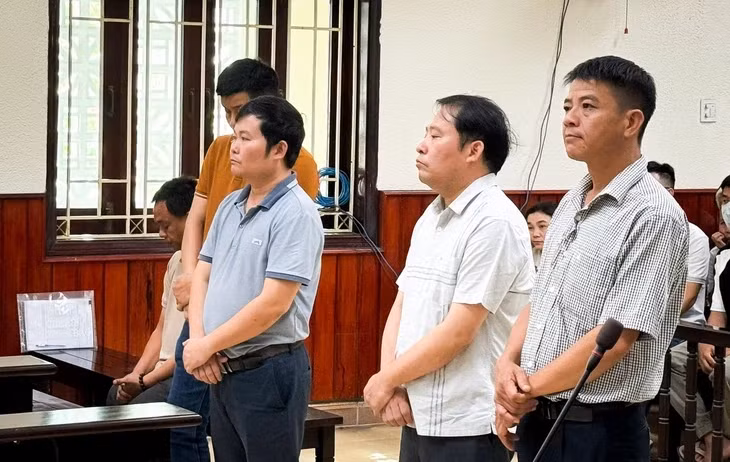 Nhóm đăng kiểm viên Trung tâm Đăng kiểm xe cơ giới 77-04D tại phiên tòa - Ảnh: H.Đ.