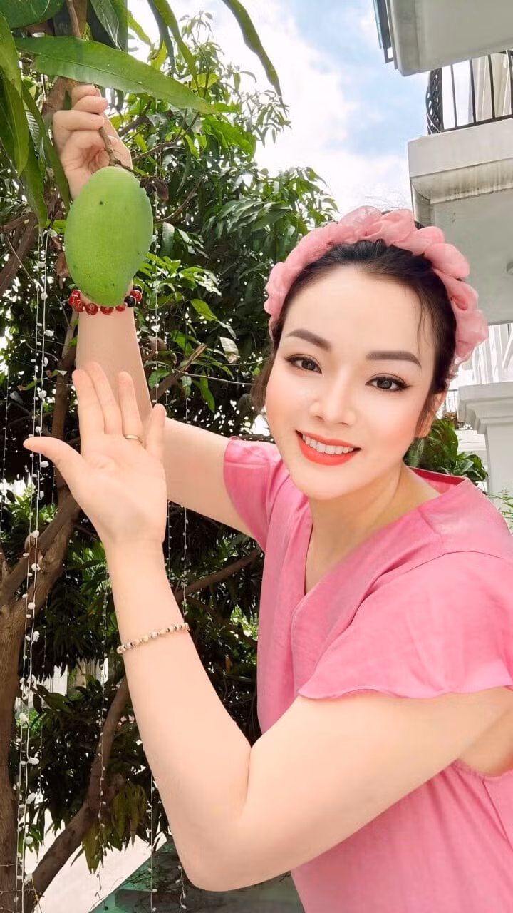 Ca sỹ Tân Nhàn khoe cây trái trĩu quả trong vườn nhà.