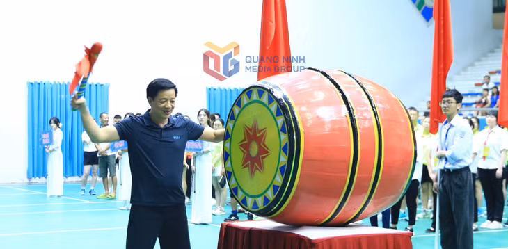 Đồng chí Nguyễn Văn Hồi, Ủy viên BTV Tỉnh ủy, Chủ tịch Ủy ban MTTQ tỉnh gióng trống khai mạc ngày hội