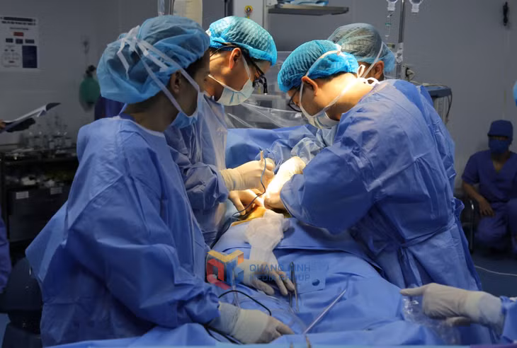 Bệnh viện Đa khoa tỉnh Quảng Ninh ghi dấu mốc quan trọng với ca ghép thận đầu tiên từ người hiến chết não vào tối ngày 8/4/2025, chính thức ghi tên mình trên bản đồ ghép tạng Việt Nam. Ảnh: Hà Trang (Bệnh viện Đa khoa tỉnh)