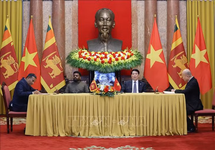 Chủ tịch nước Lương Cường và Tổng thống Sri Lanka Anura Kumara Dissanayaka đã chứng kiến lễ ký 5 văn kiện hợp tác trong các lĩnh vực ngoại giao, thương mại, hải quan, nông nghiệp và chế tạo máy. Ảnh: TTXVN