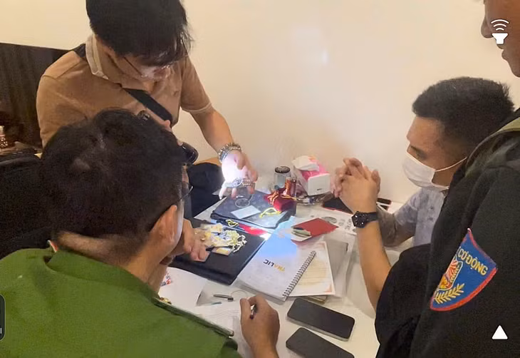Cơ quan công an khám xét thu giữ tang vật. Ảnh: Công an tỉnh Đồng Nai