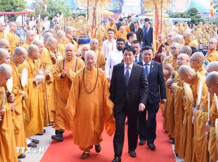 Chủ tịch nước Lương Cường và Trưởng lão hòa thượng Thích Trí Quảng, Pháp chủ Giáo hội Phật giáo Việt Nam dự khai mạc Đại lễ Phật đản Liên hợp quốc - Vesak 2025. (Ảnh: Lâm Khánh/TTXVN)