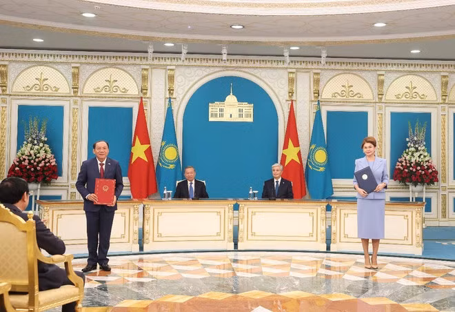 Tổng Bí thư Tô Lâm và Tổng thống Kassym-Jomart Tokayev chứng kiến Lễ trao Bản ghi nhớ hợp tác trong lĩnh vực văn hóa giữa Bộ Văn hóa, Thể thao và Du lịch Việt Nam và Bộ Văn hóa và Thông tin Kazakhstan giai đoạn 2025-2027. (Ảnh: Thống Nhất/TTXVN)