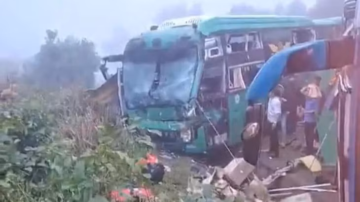 Sau khi va chạm, 2 xe lao xuống bên vệ đường.