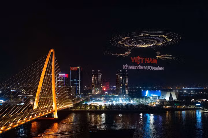 Màn trình diễn drone tối 28/4. (Ảnh: Quỳnh Trâm)