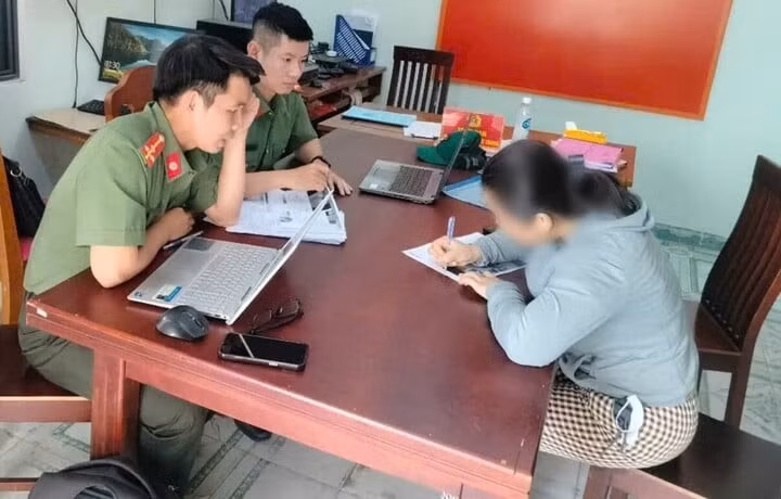 Bà H. tại cơ quan công an. (Ảnh: C.A)