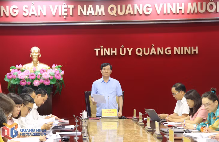 Đồng chí Vũ Quyết Tiến, Phó Bí thư Tỉnh uỷ phát biểu kết luận tại buổi làm việc. 
