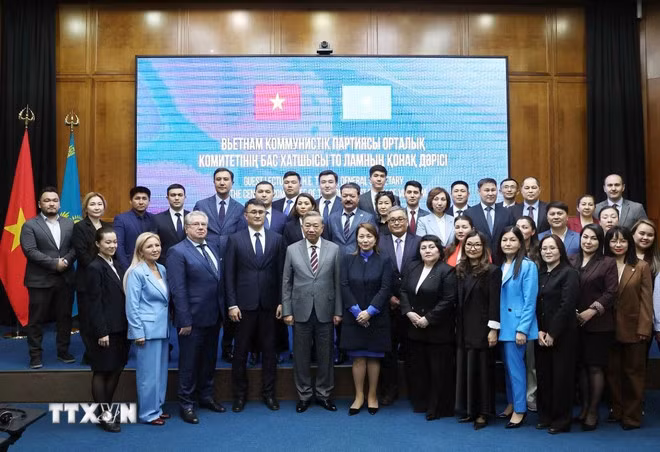 Tổng Bí thư Tô Lâm và lãnh đạo, giảng viên, học viên Học viện Hành chính Công trực thuộc Tổng thống Kazakhstan. (Ảnh: Thống Nhất/TTXVN)