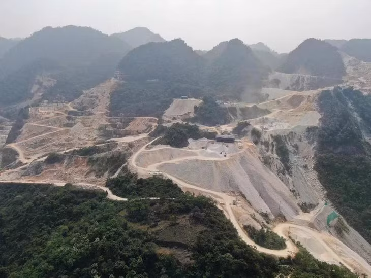 Khu vực khai thác đá của một số công ty ở huyện Lục Yên, Yên Bái. (Ảnh: TTXVN phát)