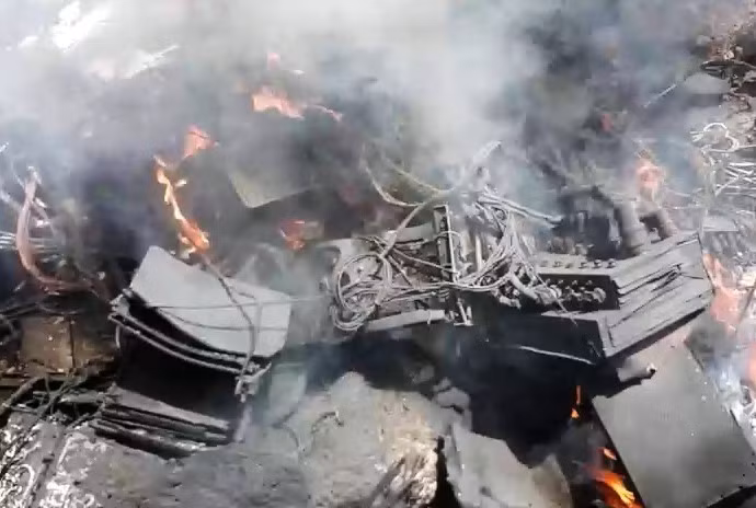 Hiện trường một chiếc UAV MQ-9 của Mỹ bị lực lượng Houthi bắn hạ tại Sanaa, Yemen ngày 19/4/2025. Ảnh: THX/TTXVN