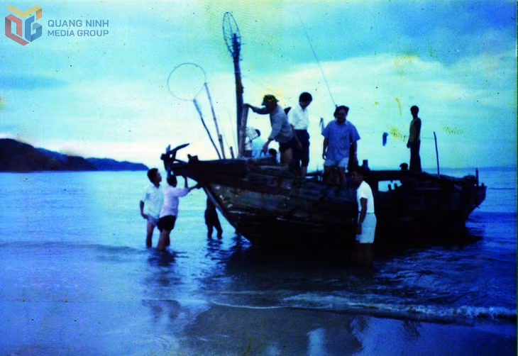 Đoàn cán bộ được tỉnh cử ra nhận công tác tại Cô Tô năm 1994.
