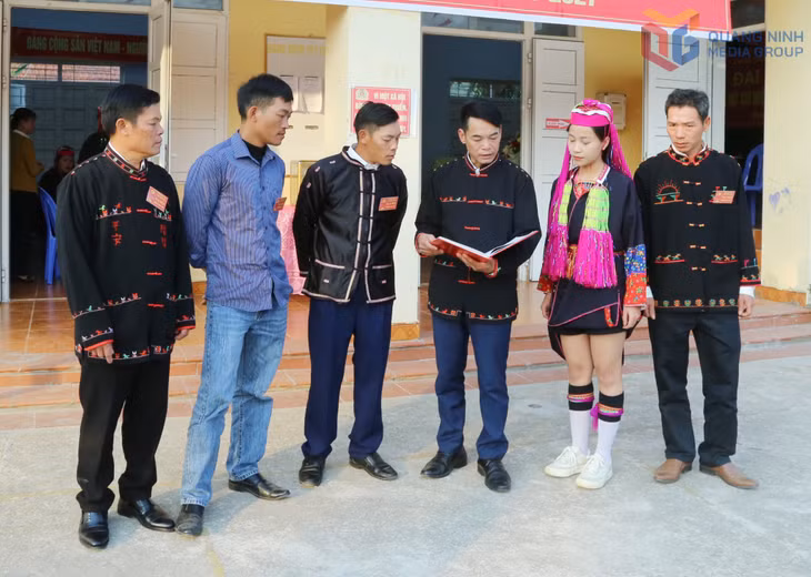 Đảng viên Chi bộ thôn Khe Tâm, xã Nam Sơn (huyện Ba Chẽ) trao đổi triển khai các nhiệm vụ bên lề buổi sinh hoạt chi bộ.