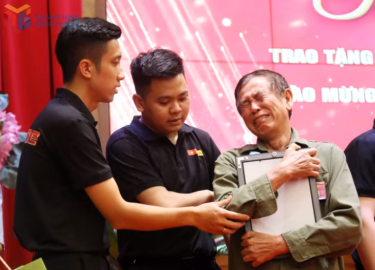 Thân nhân của liệt sĩ xúc động khi nhận di ảnh.