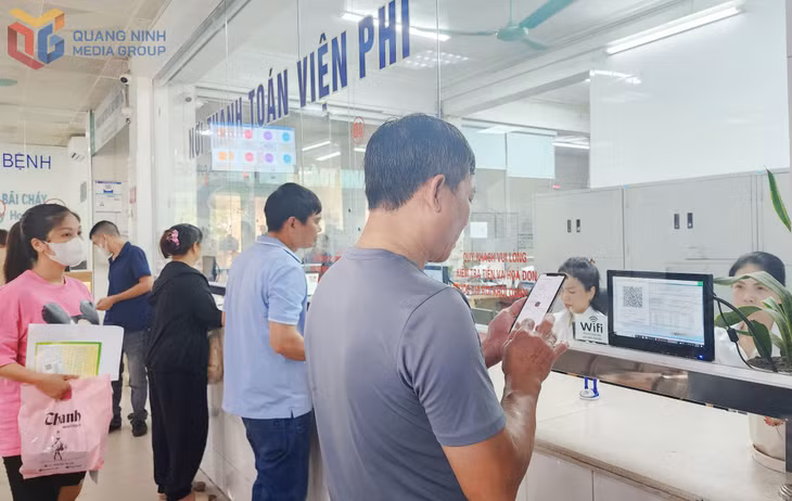 Người dân đến khám bệnh tại Bệnh viện Bãi Cháy thanh toán viện phí không dùng tiền mặt.