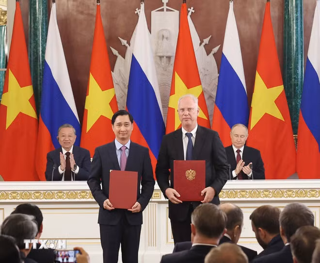 Tổng Bí thư Tô Lâm và Tổng thống Vladimir Putin chứng kiến trao Bản ghi nhớ giữa Công ty cổ phần vaccine Việt Nam (VNVC) và Quỹ Đầu tư trực tiếp Nga (RDIF). (Ảnh: Thống Nhất/TTXVN)