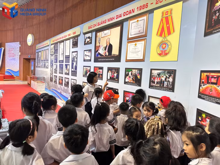 Thầy cô giới thiệu cho các em học sinh về lịch sử báo chí Quảng Ninh.