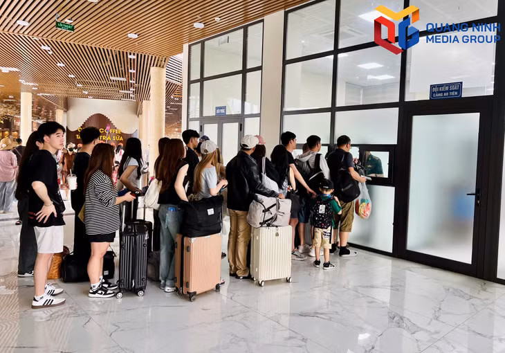 Khách du lịch quốc tế làm thủ tục.