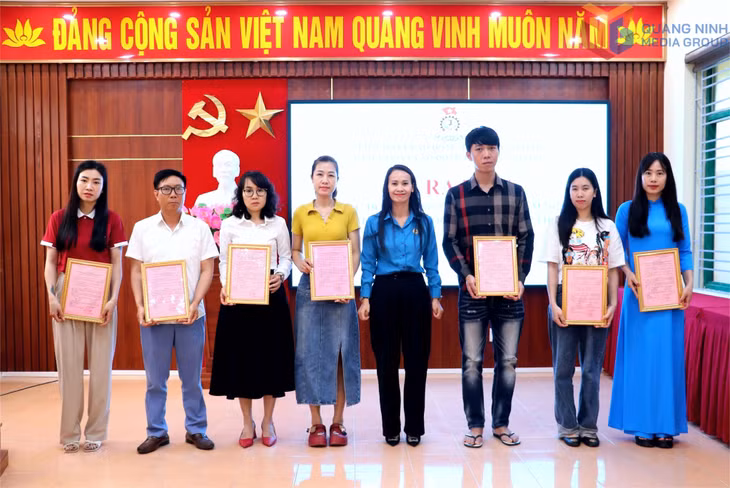 Lãnh đạo LĐLĐ huyện Vân Đồn trao quyết định thành lập 7 CĐCS