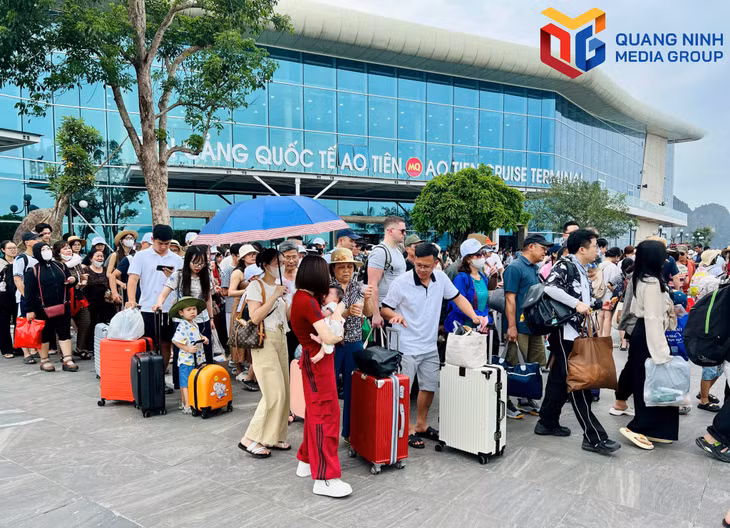 Lượng khách đi tuyến đảo qua Bến cảng cao cấp Ao Tiên trong 2 ngày đầu nghỉ lễ tăng gấp 12 lần so với ngày thường.