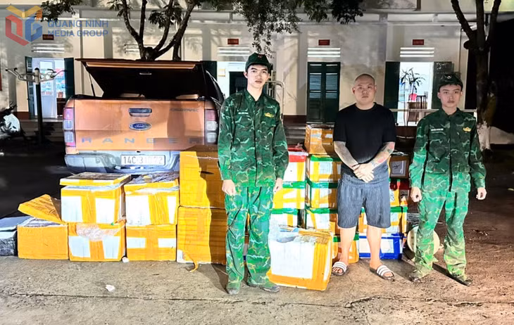 Tổ công tác của Phòng Phòng chống ma tuý và Tội phạm, phối hợp với Đồn BP Bắc Sơn (BĐBP Quảng Ninh) bắt giữ Hoàng Quang Linh, SN 1998, trú tại khu 5, phường Ka Long, TP Móng Cái, vận chuyển 355kg thực phẩm không rõ nguồn gốc, xuất xứ từ khu vực biên giới, ngày 27/4/2025.