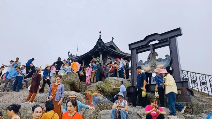 Sau khi chiêm bái, rất đông người dân, du khách đã lên khám phá, thắp hương tại Chùa Đồng.