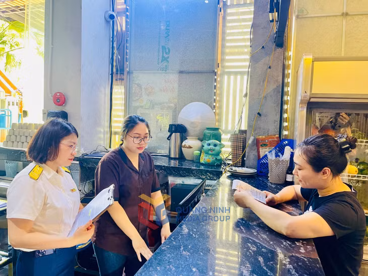 Cán bộ Đội thuế Hạ Long kiểm tra việc triển khai hóa đơn điện tử khởi tạo từ máy tính tiền tại Nhà hàng Trung Laptop.