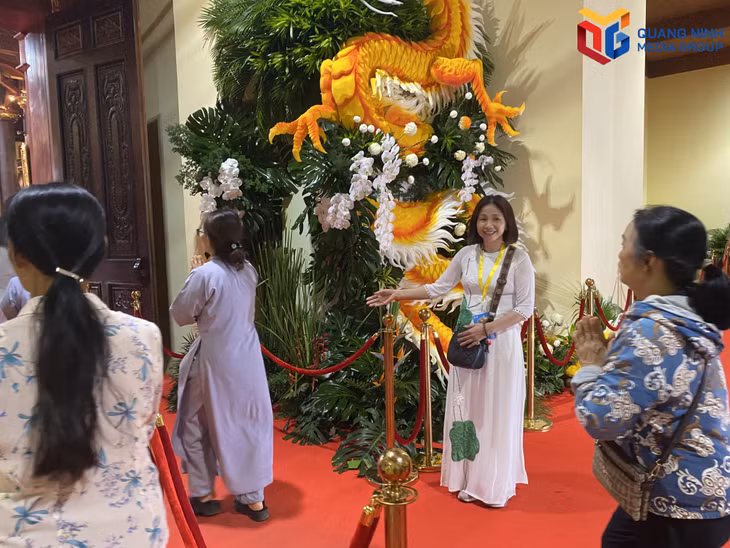 Tình nguyện viên sẵn sàng hỗ trợ, hướng dẫn phật tử, người dân và du khách chiêm bái thuận tiện, an toàn.