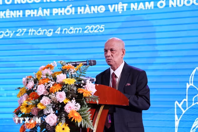 Ông Nguyễn Hồng Huệ - Chủ tịch Hiệp hội Doanh nhân Việt Nam ở nước ngoài phát biểu tại hội nghị. (Ảnh: Tiên Minh/TTXVN)