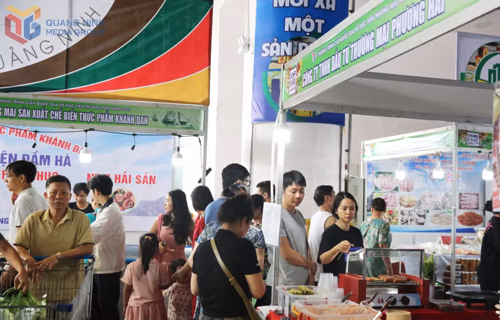 Gian hàng giới thiệu các sản phẩm nông nghiệp, OCOP đặc trưng, tiêu biểu của các tỉnh, thành phố khác cũng được nhiều người dân tới tham quan, mua sắm.