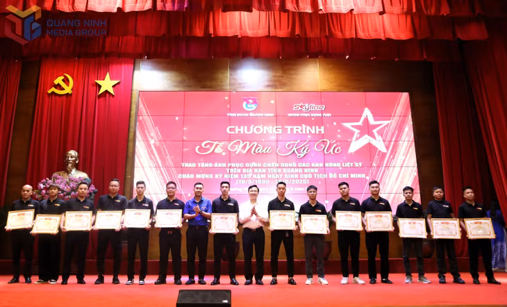 Ban Thường vụ Tỉnh Đoàn trao tặng bằng khen cho nhóm Skyline.