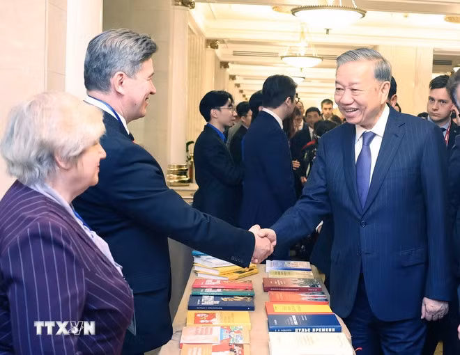 Tổng Bí thư Tô Lâm với các nhân sĩ, trí thức, chuyên gia Nga từng giúp đỡ Việt Nam. (Ảnh: Thống Nhất/TTXVN)