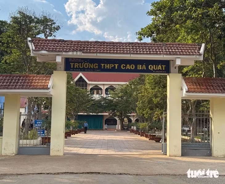 Trường THPT Cao Bá Quát có 16 học sinh lớp 12 nghỉ học trước kỳ thi tốt nghiệp, nhiều em được hướng dẫn viết đơn bảo lưu kết quả - Ảnh: TÂM AN