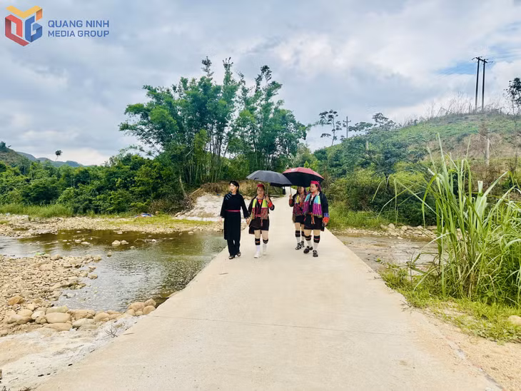 Người dân khu 10, phường Mông Dương, TP Cẩm Phả - khu vực vùng sâu, vùng xa hân hoan đi trên con đường khang trang.