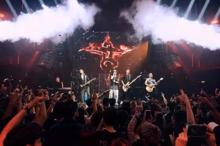 Ban nhạc Bức Tường sẽ có chuyến lưu diễn tại châu Âu, mang tinh thần rock Việt ra thế giới. (Ảnh: CTV/Vietnam+)