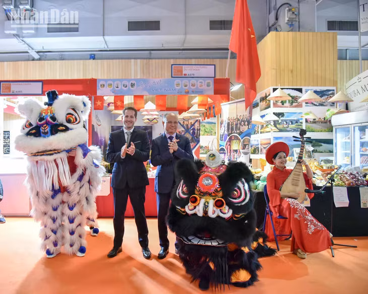Đại sứ đánh giá cao sự quan tâm và tạo điều kiện thuận lợi của Ban tổ chức Hội chợ quốc tế Paris 2025 dành cho các gian hàng Việt Nam.