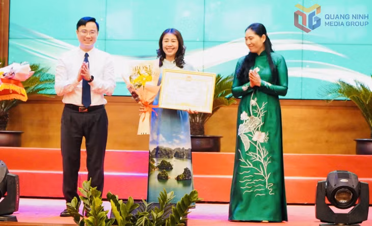 Lãnh đạo Hội Nông dân tỉnh, Ban Tuyên giáo và Dân vận Tỉnh uỷ trao Bằng khen của Hội Nông dân tỉnh cho HND TX Quảng Yên có thành tích xuất sắc phong trào thi đua giai đoạn 2020-2025.