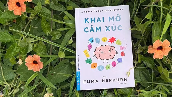 Trong "Khai mở cảm xúc”, Emma Hepburn ví đời sống cảm xúc như một chuyến tàu lượn siêu tốc. (Ảnh First News)