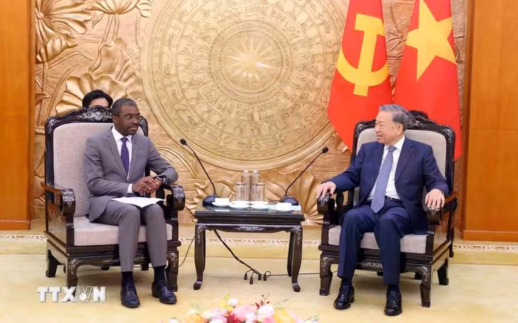 Tổng Bí thư Tô Lâm tiếp ông Lazare Eloundou Assomo, Giám đốc Trung tâm Di sản Thế giới của Tổ chức Giáo dục, Khoa học và Văn hóa của Liên hợp quốc (UNESCO). (Ảnh: Phạm Kiên/TTXVN)