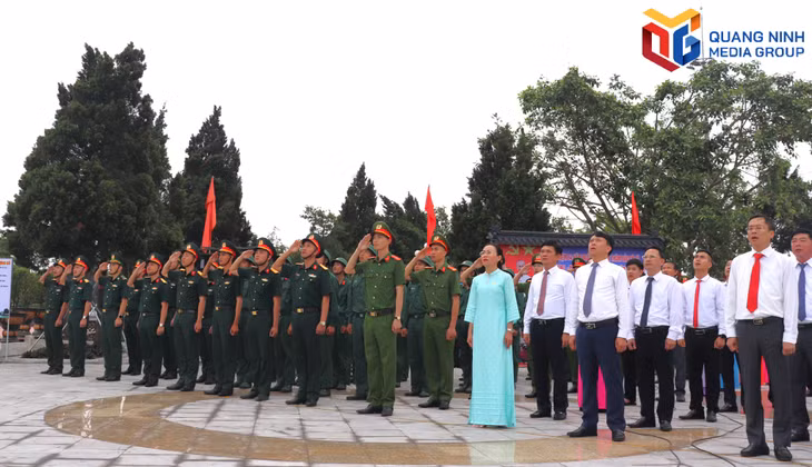 Các đồng chí lãnh đạo huyện thực hiện nghi thức chào cờ. 