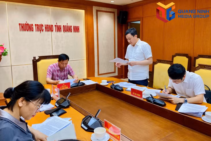 Giám đốc Sở Tài chính báo cáo các kết quả thực hiện.
