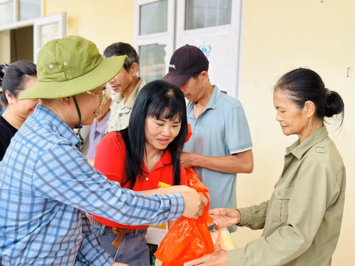 Đoàn thiện nguyện của Hội Nhà báo tỉnh Quảng Ninh là đoàn đầu tiên đến với thôn Đông Lĩnh, xã Bản Sen sau khi bão Yagi tàn phá.