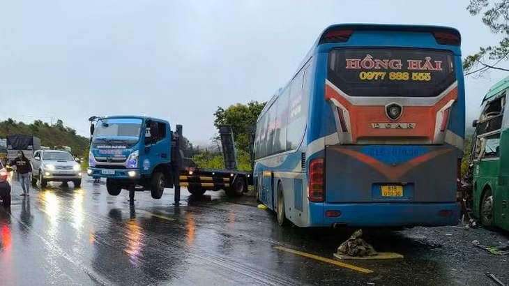 Các lực lượng chức năng tổ chức cứu nạn, cứu hộ.