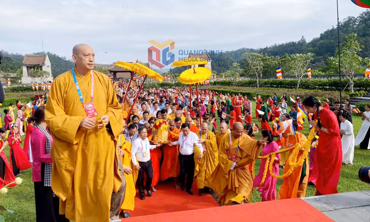Các đồng chí lãnh đạo Trung ương, tỉnh và đông đảo chư tăng, phật tử cung rước xá lợi Đức Phật vào Cung Trúc Lâm Yên Tử.