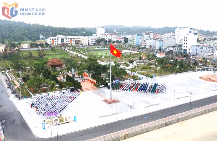 Nghi lễ thượng cờ trên đảo Cô Tô dịp kỷ niệm 64 năm ngày Bác Hồ ra thăm đảo 9/5 (1961-2025) diễn ra trang trọng, thiêng liêng với sự tham gia của lãnh đạo huyện Cô Tô, lãnh đạo, CBCCVC-LĐ các ban, ngành, đơn vị, địa phương; nhân dân và du khách trên đảo.&nbsp;Ảnh: Đỗ Phương