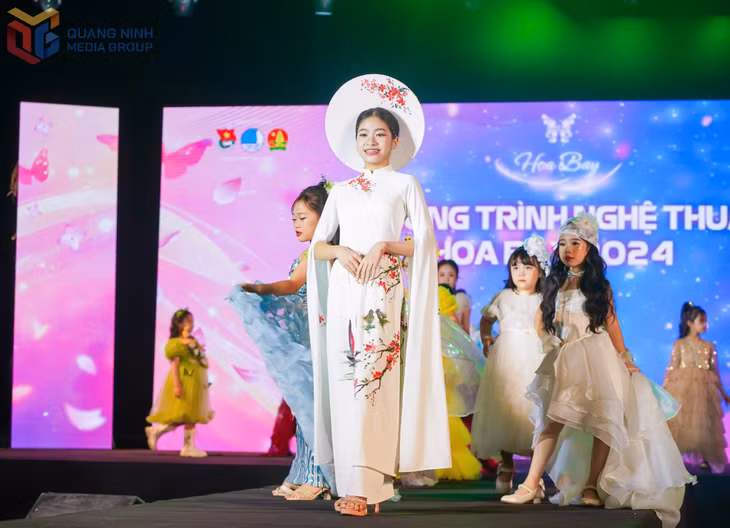 Bảo Nhi tham gia trình diễn trang phục dân tộc tại chương trình nghệ thuật Hoa Bay do Thành Đoàn Hạ Long tổ chức năm 2024.