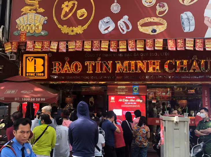 Phố vàng Trần Nhân Tông sáng 13/5 nhộn nhịp người mua. Ảnh: Ngọc Cương