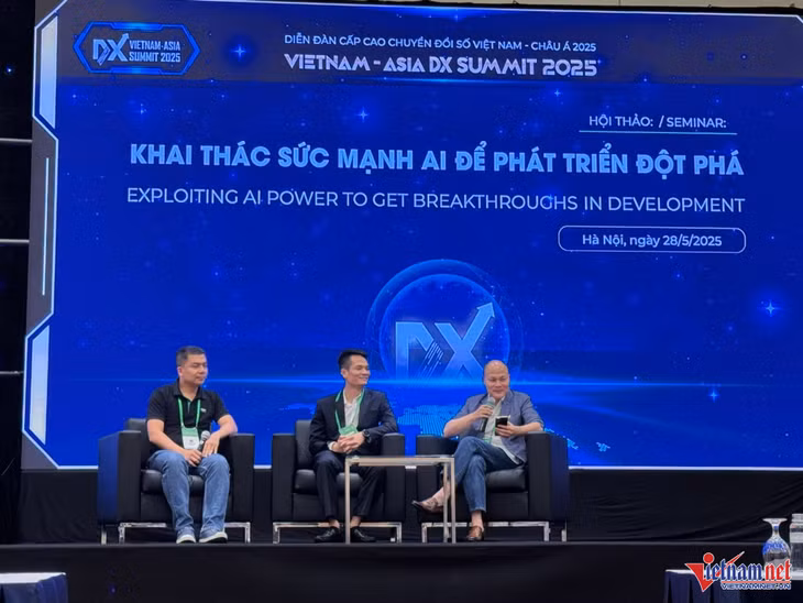 Các diễn giả trao đổi về hợp tác công - tư trong thúc đẩy phát triển AI tại Việt Nam. Ảnh: Du Lam
