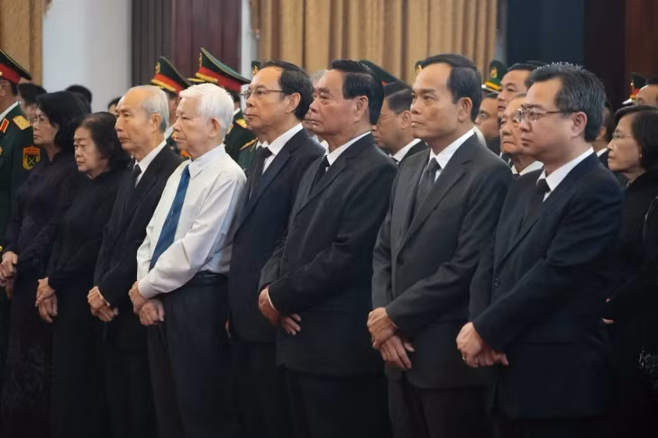 Nguyên lãnh đạo Đảng, Nhà nước, Ủy ban Mặt trận Tổ quốc Việt Nam và đoàn Thành ủy - HĐND - UBND - Ủy ban Mặt trận Tổ quốc Việt Nam TP.HCM tại lễ truy điệu - Ảnh: HỮU HẠNH